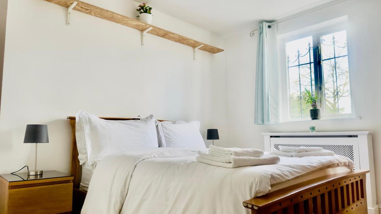 Canal View House: City Of Oasis Apartment London